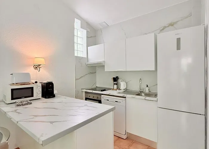 Americas 2br, Pool & Garden, Close To Beach, La37