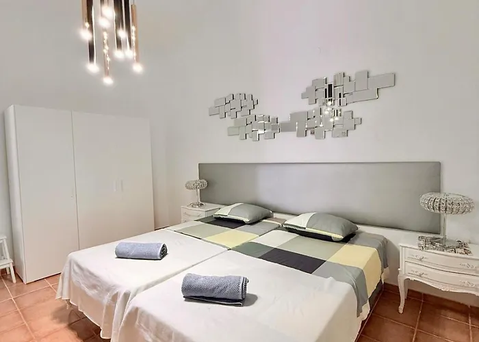 Americas 2br, Pool & Garden, Close To Beach, La37 公寓